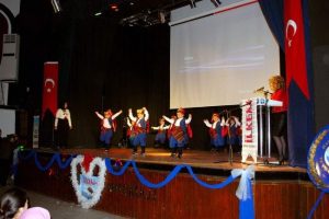 Minik &ouml;ğrenciler 23 Nisan g&ouml;sterileri ile mest etti