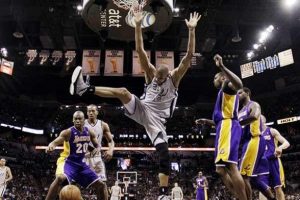 Spurs, Lakers'ı dağıtttı!