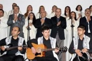 Akil İnsanlar Memleketim şarkısını s&ouml;yledi