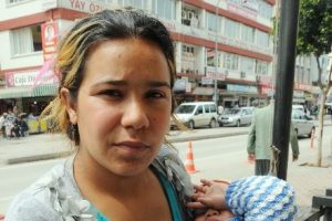Dayak&ccedil;ı koca, eşini ve &ccedil;ocuğunu sokağa attı