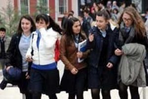 Serbest kıyafete tamamen karşılar