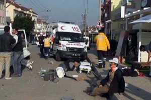 Minib&uuml;s kamyonetle &ccedil;arpıştı, iş&ccedil;iler yola savruldu