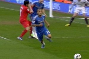 &Uuml;nl&uuml; oyuncu rakibini ısırdı