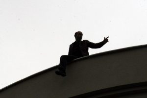 Oğlunun "baba aşağı in" feryadı vazge&ccedil;irdi