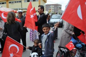 AK Parti teşkilatı T&uuml;rk bayrağı dağıttı