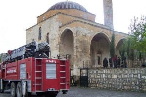 Tarihi camiye yıldırım d&uuml;şt&uuml;