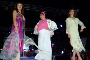 Sokak defilesi b&uuml;y&uuml;k ilgi g&ouml;rd&uuml;