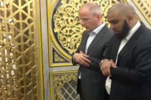 Hollandalı M&uuml;sl&uuml;man siyaset&ccedil;i g&ouml;zyaşlarını tutamadı