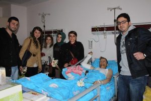 G&ouml;n&uuml;ll&uuml;lerinden hastane ziyareti