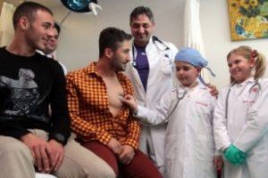 Sabri ve Amrabat &ccedil;ocuklara muayene oldu