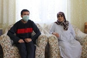 Annesinin b&ouml;breğiyle hayata tutundu