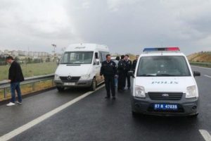 Polise sigara attılar