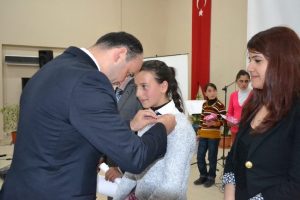 şenkaya'lı minikler "o'nu en g&uuml;zel kim anlatır?" da yarıştılar