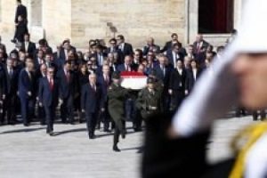 Bakan Avcı'ya Anıtkabir'de protesto
