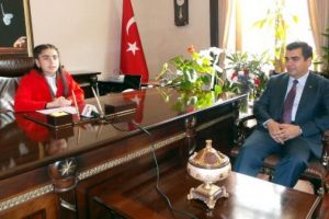 &Ccedil;ocuk vali serbest kıyafete karşı &ccedil;ıktı