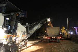 Bursa-İzmir yolunda ekipler gece g&uuml;nd&uuml;z &ccedil;alışıyor