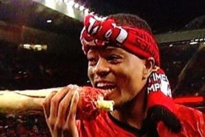 Evra Suarez'le dalga ge&ccedil;ti!