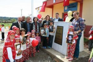 Atat&uuml;rk b&uuml;st&uuml;ne coşkulu a&ccedil;ılış