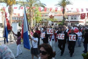 &Ccedil;eşmeliler'in 'T.C.' korteji