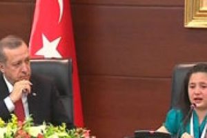 Koltuğa oturdu ve ağladı...