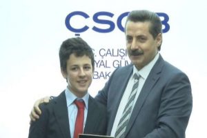 &Ccedil;elik koltuğunu minik akt&ouml;re devretti