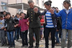 K&uuml;rt&ccedil;e m&uuml;zik eşliğinde 23 Nisan