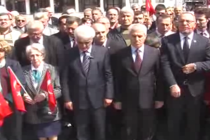 CHP'liler Bursa'da Atat&uuml;rk Anıtı'na &ccedil;elenk koydu