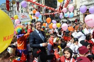 İstiklal Caddesi'nde 23 Nisan coşkusu