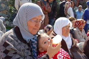 Biberonuyla t&ouml;renlere katıldı