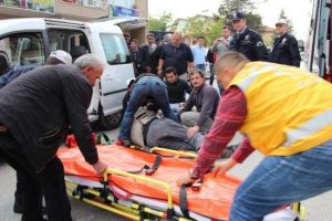 Yoldan ge&ccedil;en doktor hayatını kurtardı