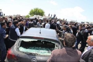 Eylemciler otomobilleri taşladı