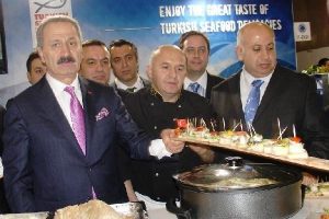 Br&uuml;ksel'de 5 bin porsiyon balık dağıttı