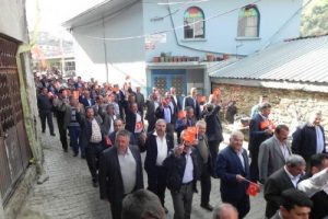 Velilerden bayraklı y&uuml;r&uuml;y&uuml;ş