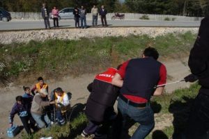 Kanala u&ccedil;tular,halatla kurtarıldılar