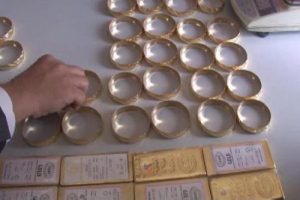T&uuml;p bebek i&ccedil;in kuyumcudan altın &ccedil;aldı
