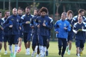 Fenerbah&ccedil;e Benfica'ya kilitlendi