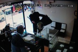 Soyguncular kameraya takıldı