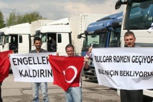 T&uuml;rk TIR s&uuml;r&uuml;c&uuml;lerinden Slovenya'da eylem