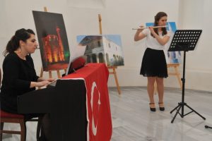 Minik m&uuml;zisyenler yeteneklerini 23 Nisan i&ccedil;in sergiledi