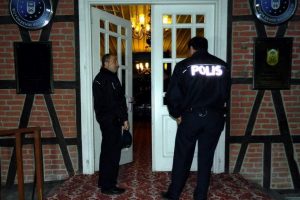 Alkoll&uuml; şahıs belediyenin camlarını kırdı
