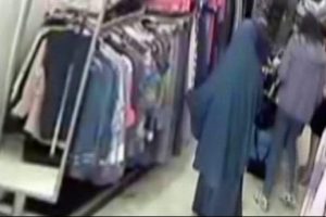 &Ccedil;arşaflı hırsız kameraya yakalandı