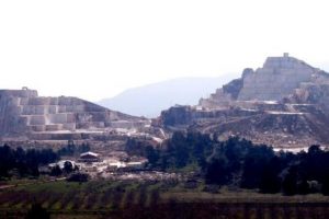 Dağlar delik deşik