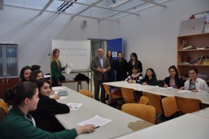 Kent Konseyi &ccedil;ocuklara İngilizce &ouml;ğretiyor