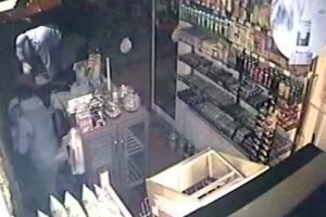 Maskeli soyguncuların 'pes' dedirten y&uuml;zs&uuml;zl&uuml;ğ&uuml;
