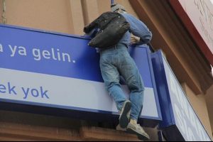 Maketi g&ouml;ren polisi arıyor