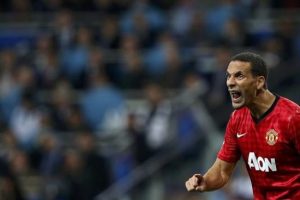 Rio Ferdinand Manchester United'da kalıyor