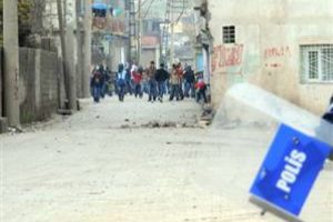 Lin&ccedil; edilmek istenen polisler ateş a&ccedil;tı: 4 yaralı
