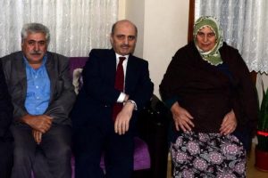 Bakan şehit ailesini ziyaret etti