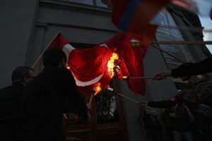 Erivan'da T&uuml;rk Bayrağı yakıldı