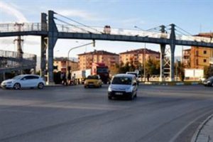 &Uuml;st ge&ccedil;itten atılan taş can aldı